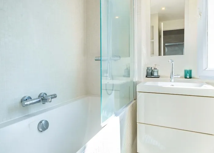 6 Guest Flat - Martyrs *