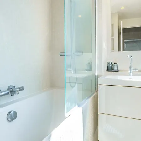 6 Guest Flat - Martyrs *