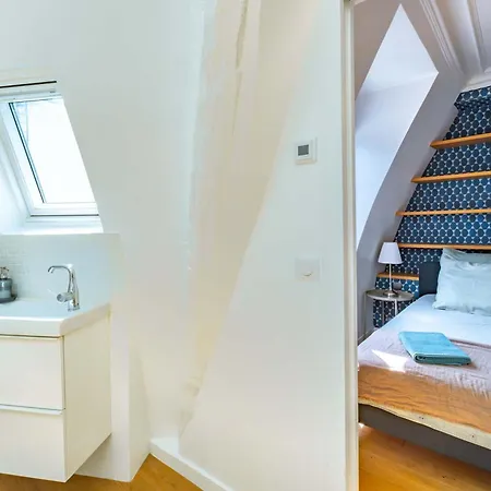 6 Guest Flat - Martyrs *